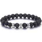 La Pulsera de piedra volcánica personalizada con cuentas negras y tres separadores plateados grabados con los nombres Harry, Karen y Janet es el regalo perfecto para papá en el Día del Padre.