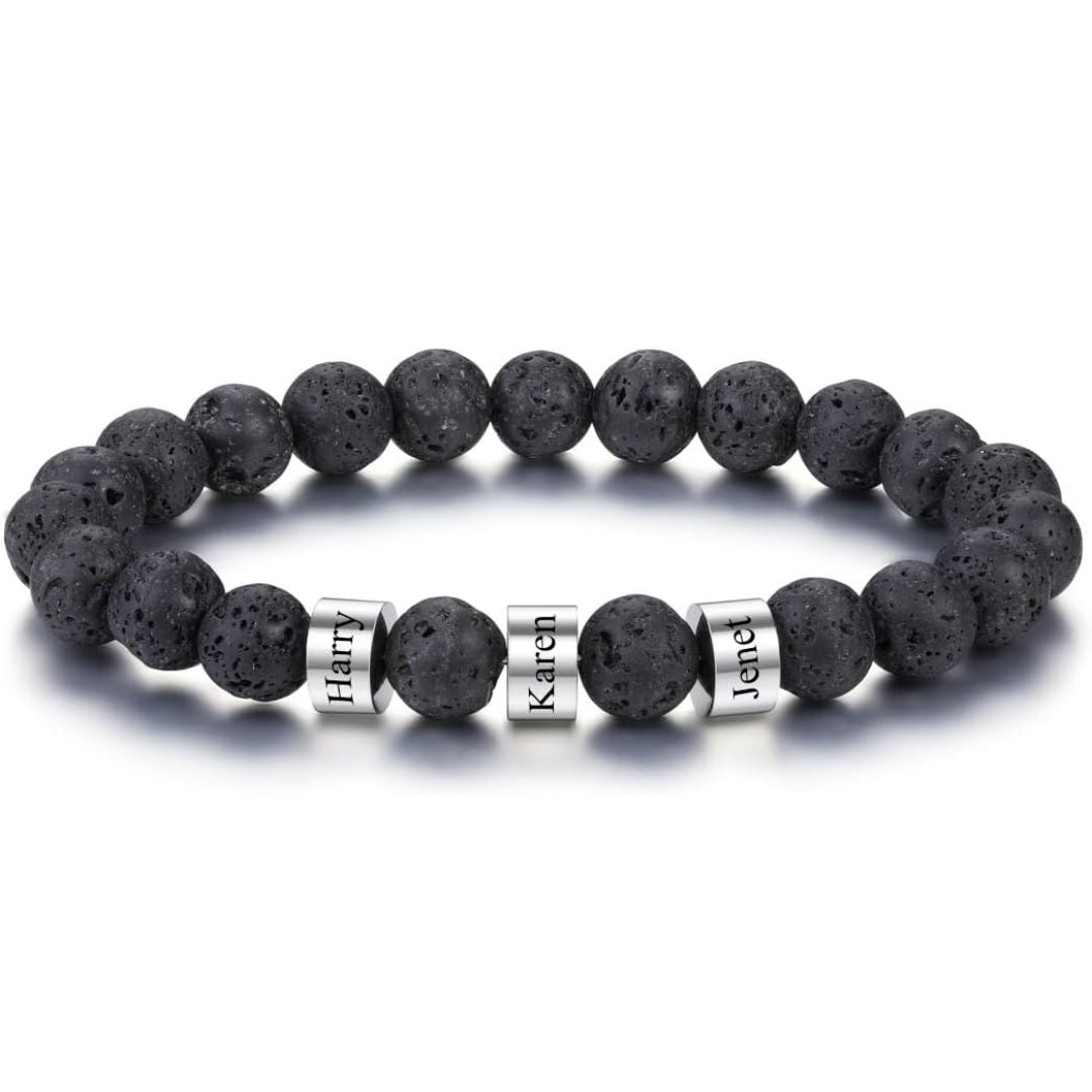 La Pulsera de piedra volcánica personalizada con cuentas negras y tres separadores plateados grabados con los nombres Harry, Karen y Janet es el regalo perfecto para papá en el Día del Padre.