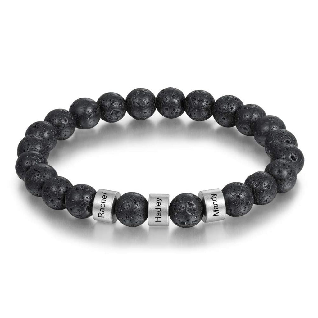 La Pulsera de piedra volcánica personalizada lleva cuentas negras y tres cuentas plateadas grabadas con los nombres Rachel, Hailey y Mandy; es el regalo perfecto para el día del padre.
