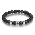 La Pulsera de piedra volcánica personalizada lleva cuentas negras y tres cuentas plateadas grabadas con los nombres Rachel, Hailey y Mandy; es el regalo perfecto para el día del padre.