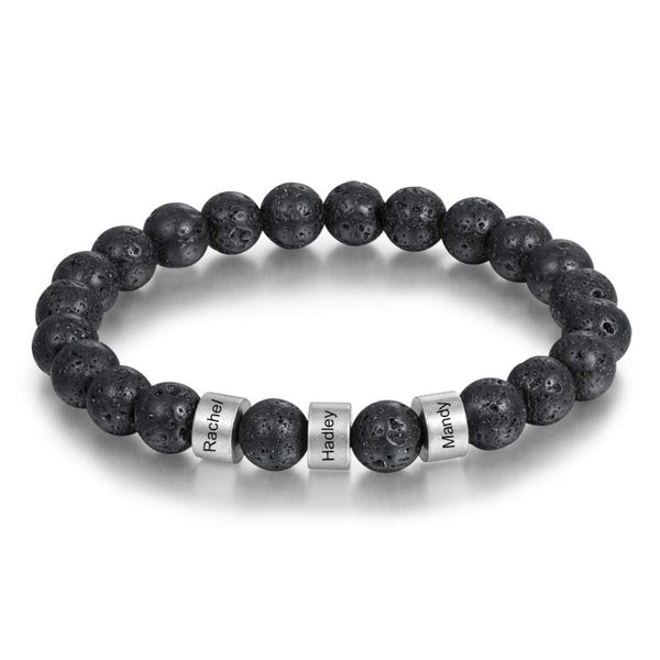 La Pulsera de piedra volcánica personalizada lleva cuentas negras y tres cuentas plateadas grabadas con los nombres Rachel, Hailey y Mandy; es el regalo perfecto para el día del padre.