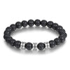 La Pulsera de piedra volcánica personalizada lleva cuentas negras y tres cuentas plateadas grabadas con los nombres Rachel, Hailey y Mandy; es el regalo perfecto para el día del padre.