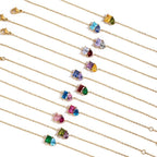Celebra tu estilo con la Pulsera dos mitades con piedras de nacimiento, una delicada pulsera de oro con colgantes de piedras preciosas de colores en azul, verde, rosa, rojo y morado.