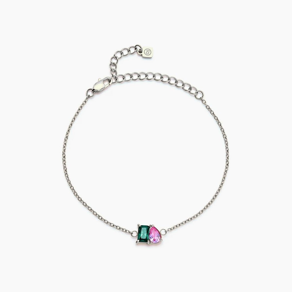 La Pulsera dos mitades con piedras de nacimiento en plateado presenta una gema verde rectangular y una gema rosa en forma de lágrima una al lado de la otra, cierre ajustable-un toque elegante para todos los días.