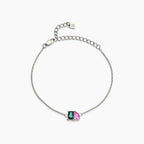 La Pulsera dos mitades con piedras de nacimiento en plateado presenta una gema verde rectangular y una gema rosa en forma de lágrima una al lado de la otra, cierre ajustable-un toque elegante para todos los días.