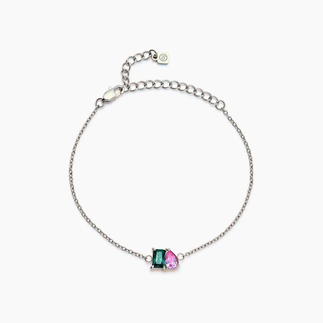 La Pulsera dos mitades con piedras de nacimiento en plateado presenta una gema verde rectangular y una gema rosa en forma de lágrima una al lado de la otra, cierre ajustable-un toque elegante para todos los días.