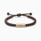 La Pulsera "El mejor Papá" - Personalizable en color marrón tiene tres abalorios dorados grabados con 1985, Alice y John. Este diseño con cierre ajustable es ideal como regalo para el Día del Padre.