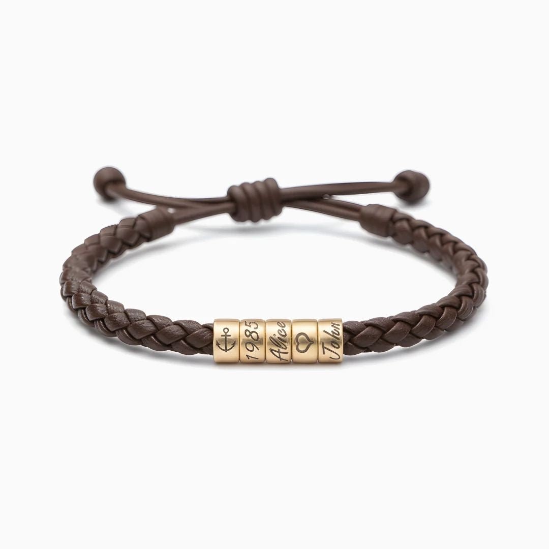 La Pulsera "El mejor Papá" - Personalizable en color marrón tiene tres abalorios dorados grabados con 1985, Alice y John. Este diseño con cierre ajustable es ideal como regalo para el Día del Padre.