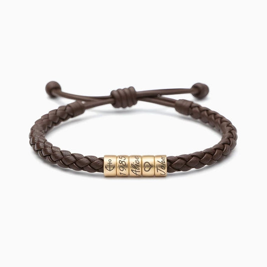 La Pulsera "El mejor Papá" - Personalizable en color marrón tiene tres abalorios dorados grabados con 1985, Alice y John. Este diseño con cierre ajustable es ideal como regalo para el Día del Padre.