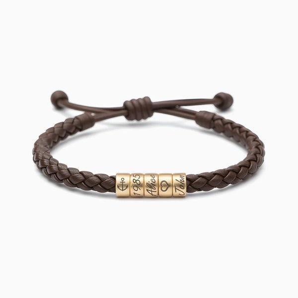 La Pulsera "El mejor Papá" - Personalizable en color marrón tiene tres abalorios dorados grabados con 1985, Alice y John. Este diseño con cierre ajustable es ideal como regalo para el Día del Padre.