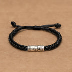 La Pulsera "El mejor Papá" - Personalizable lleva un cordón trenzado negro con cuatro cuentas plateadas grabadas con 1996, un corazón, Lisa y Alex, perfecta como pulsera personalizada papá o regalo día del padre.