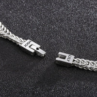 Un primer plano de la Pulsera grabada - A mi amor, una pulsera de plata personalizada con cierres etiquetados JOSH y LILY, desplegada sobre negro texturizado-un regalo ideal para hombre.
