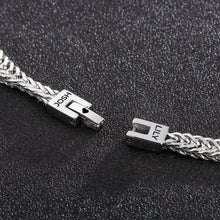 Cargar imagen en el visor de la galería, Un primer plano de la Pulsera grabada - A mi amor, una pulsera de plata personalizada con cierres etiquetados JOSH y LILY, desplegada sobre negro texturizado-un regalo ideal para hombre.