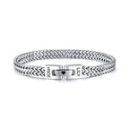 Pulsera grabada - A mi amor: pulsera plateada trenzada con cierre y nombres "JOSH" y "LILY" grabados, separados por un pequeño corazón. Un regalo ideal para hombre.