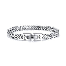 Cargar imagen en el visor de la galería, Pulsera grabada - A mi amor: pulsera plateada trenzada con cierre y nombres &quot;JOSH&quot; y &quot;LILY&quot; grabados, separados por un pequeño corazón. Un regalo ideal para hombre.