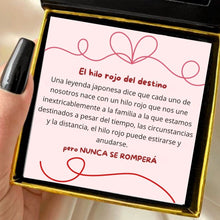 Cargar imagen en el visor de la galería, Una mano con las uñas pintadas de negro sostiene una caja abierta que contiene una tarjeta con texto en rojo y una ilustración de una cuerda roja, en la que se explica la Pulsera Hilo rojo del destino (Oferta 2X1), que simboliza conexión y protección energética entre personas destinadas.