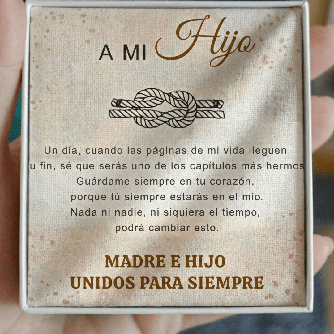 Un primer plano de la Pulsera Infinito - A mi hijo muestra un cuadrado de tela con un cariñoso mensaje en español de madre a hijo, texto dorado e ilustración de cuerda anudada-símbolo de un lazo inquebrantable. Un regalo perfecto para hijo, madre e hijo unidos por siempre.