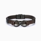 La Pulsera Infinito - A mi Hombre es de cuero marrón con símbolo infinito en metal negro y cierre negro, mostrada sobre fondo blanco-ideal como pulsera infinito y regalo para hombre.