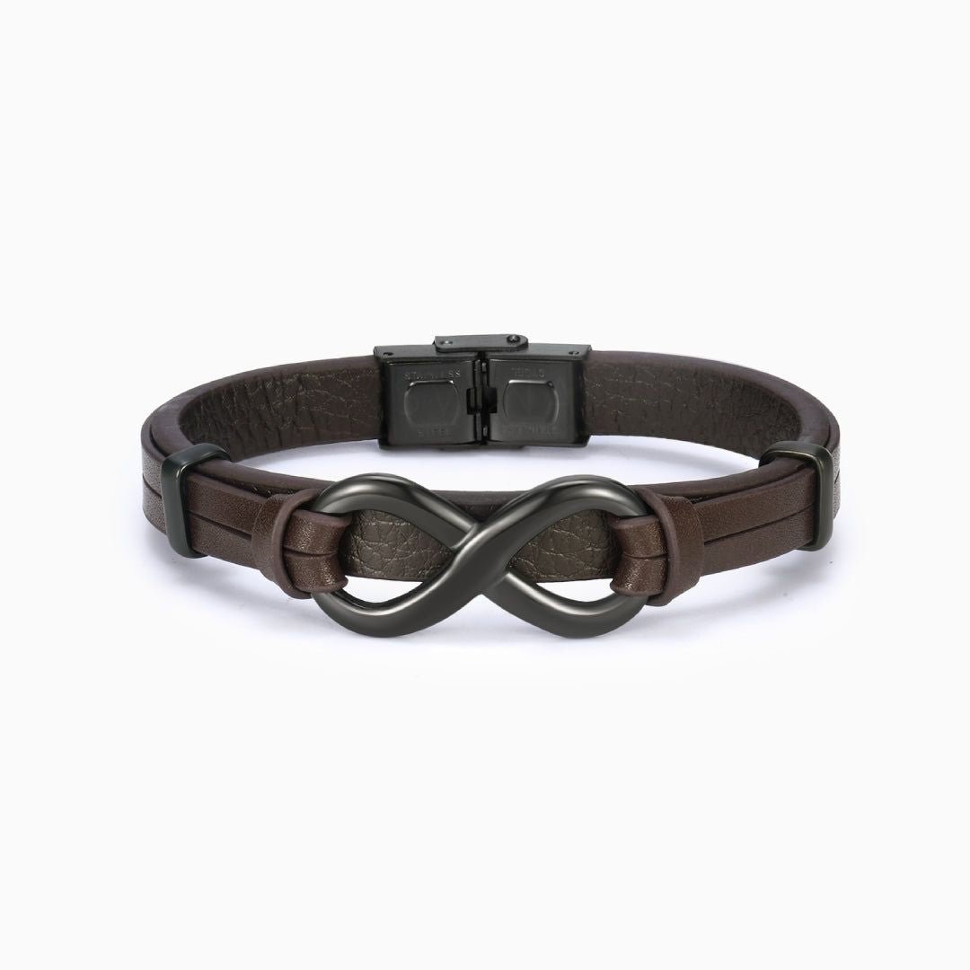 La Pulsera Infinito - A mi Hombre es de cuero marrón con símbolo infinito en metal negro y cierre negro, mostrada sobre fondo blanco-ideal como pulsera infinito y regalo para hombre.