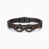 La Pulsera Infinito - A mi Hombre es de cuero marrón con símbolo infinito en metal negro y cierre negro, mostrada sobre fondo blanco-ideal como pulsera infinito y regalo para hombre.