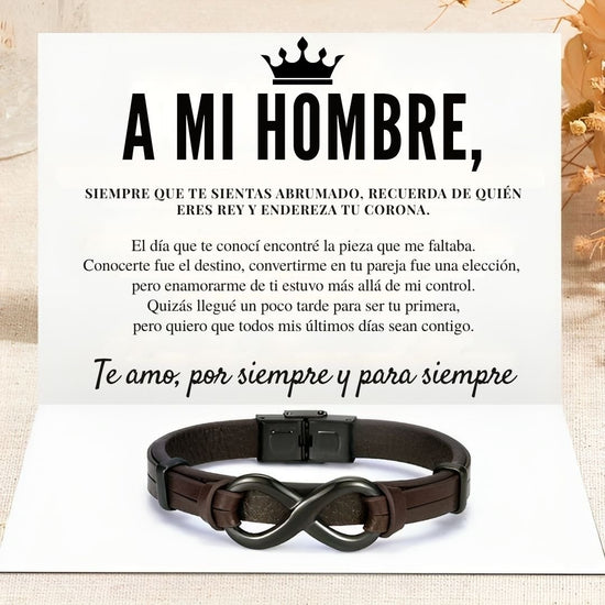 Abra una tarjeta con un sentido mensaje en español para su ser querido, con la Pulsera Infinito - A mi Hombre sobre una superficie blanca, con flores secas de fondo: un regalo especial para él.