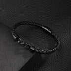 La Pulsera Infinito personalizada - A mi Hombre es una pulsera de cuero trenzado negro con un cierre metálico con el símbolo del infinito, lo que la convierte en la pulsera de cuero grabada perfecta y en un regalo ideal para hombre.