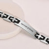 La Pulsera personalizada con frase para hombre, en plata y negro de acero inoxidable, lleva el mensaje grabado 