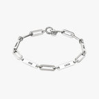 Pulsera personalizada con nombres en plata, con placas de nombre rectangulares con JOSE, LUCIA, HELEN y OSCAR grabadas uniformemente a su alrededor. Se muestra sobre fondo blanco: un regalo ideal para mamá.