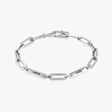 Cargar imagen en el visor de la galería, Pulsera personalizada con nombres plateados, con placas rectangulares grabadas MAYA y CASEY, sobre fondo blanco-regalo ideal para mamá.