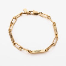 Cargar imagen en el visor de la galería, Pulsera personalizada con nombres en color dorado, con eslabones rectangulares y grabados de LUCAS, JACKSON y EMILY, mostrada sobre fondo blanco.