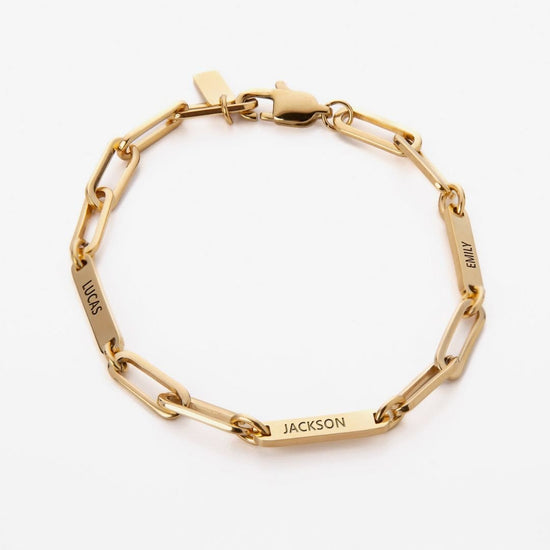 Pulsera personalizada con nombres en color dorado, con eslabones rectangulares y grabados de LUCAS, JACKSON y EMILY, mostrada sobre fondo blanco.