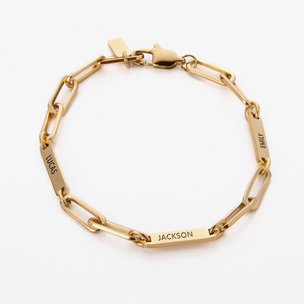 La Pulsera personalizada con nombres presenta eslabones rectangulares en oro y grabado de LUCAS, JACKSON y EMILY en tres enlaces. Es un regalo ideal para mamá y aparece sobre fondo blanco.