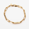 La Pulsera personalizada con nombres presenta eslabones rectangulares en oro y grabado de LUCAS, JACKSON y EMILY en tres enlaces. Es un regalo ideal para mamá y aparece sobre fondo blanco.