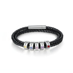 La Pulsera Piedras de vida - A mi Padre es una pulsera negra de cuero trenzado con seis cuentas de plata, cada una con piedra de nacimiento y nombre grabado. Un regalo ideal para el Día del Padre, rematada con un elegante broche plateado.