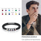 Hombre usando la Pulsera Piedras de vida - A mi Padre en negro, personalizable con charms de piedras de nacimiento para cada mes. Texto: PERSONALIZABLE, con piedras de nacimiento, regalo Día del Padre.