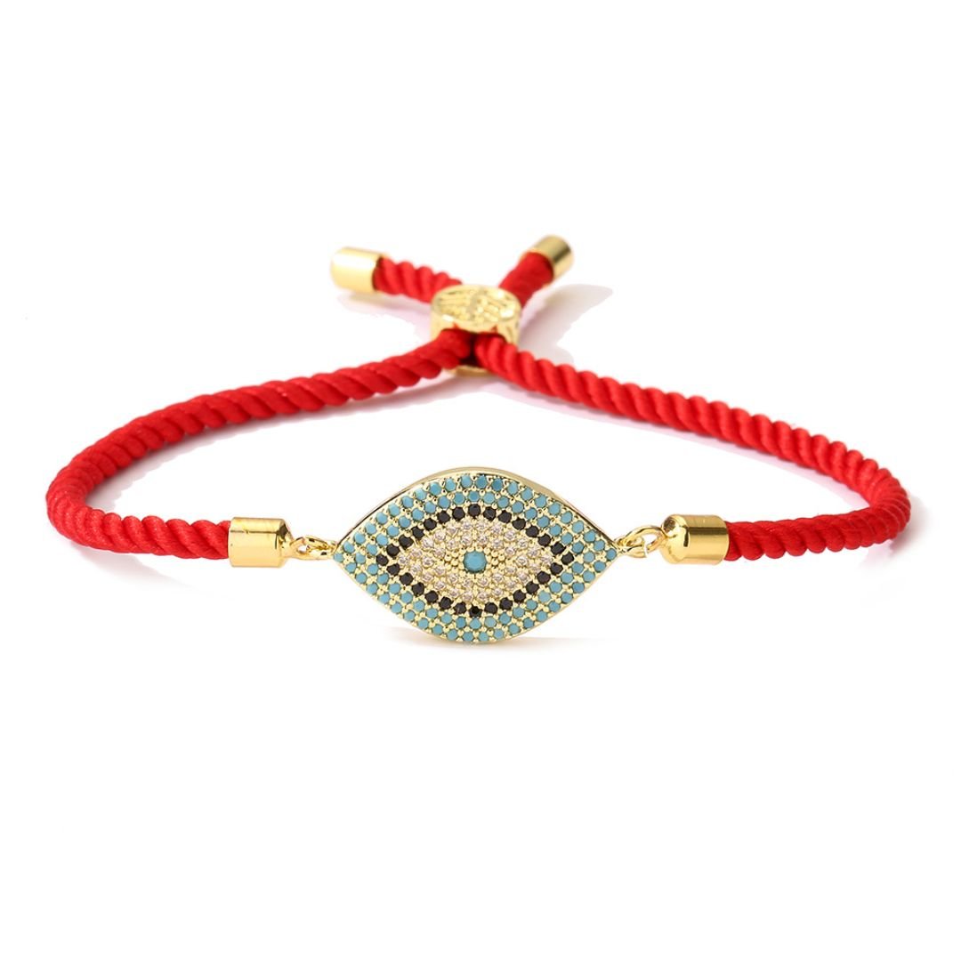 La Pulsera protectora de ojo turco es una pulsera roja con dije de ojo turco en oro y turquesa, decorada con piedras azules y blancas y detalles dorados; combina estilo y protección en un solo accesorio.