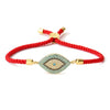 La Pulsera protectora de ojo turco es una pulsera roja con dije de ojo turco en oro y turquesa, decorada con piedras azules y blancas y detalles dorados; combina estilo y protección en un solo accesorio.