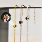 La Pulsera Recuerdo eterno está disponible en oro, oro rosa y plata. Cada una de ellas incluye un colgante redondo que, al mirarlo de cerca, revela una pequeña foto de una pareja sonriente: un regalo personalizado único y un recuerdo inolvidable.