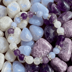 La Pulsera Serena - Alivio natural para la menopausia presenta una alternancia de piedras naturales moradas y blancas con espaciadores plateados, sobre piedras pulidas. Ideal para apoyar el equilibrio hormonal.