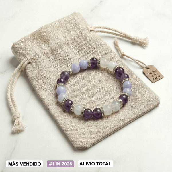 La Pulsera Serena - Alivio natural para la menopausia es una pulsera de piedritas moradas y celestes en bolsa beige con cordón, etiqueta "Hecho con Amor" y sellos: MÁS VENDIDO, #1 EN 2026, ALIVIO TOTAL para menopausia.