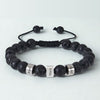 Pulsera tejida personalizada con nombres en color negro, ajustable, con tres cuentas rectangulares plateadas grabadas con 