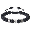 La Pulsera tejida personalizada con nombres es una pulsera de piedra volcánica negra con cordón ajustable y tres dijes plateados grabados con Apel, Mark y Jup, ideal como pulsera personalizada para papá.