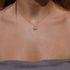 Una mujer lleva el collar 