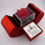 El Regalo especial - Rosa eterna y collar "A mi hija" incluye un collar con colgante de árbol de oro en una caja roja con forma de corazón, con una rosa eterna en un estuche transparente y una nota albanesa dentro de la tapa, lo que lo convierte en el regalo perfecto para su hija.