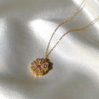 Regalo especial: rosa eterna y collar "A mi hija", con trébol de cuatro hojas chapado en oro y piedras blancas brillantes sobre satén crema. Un detalle para hija que transmite suerte y elegancia.