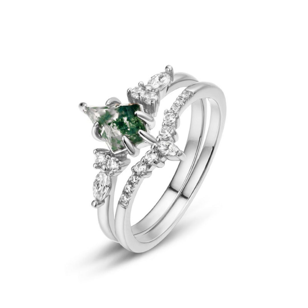 Set de anillos piedra ágata verde: anillo plateado con piedra central en forma de pera, evocando el ágata musgosa, acompañado de pequeños diamantes marquise y redondos, sobre fondo blanco.