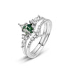 Set de anillos piedra ágata verde: anillo plateado con piedra central en forma de pera, evocando el ágata musgosa, acompañado de pequeños diamantes marquise y redondos, sobre fondo blanco.