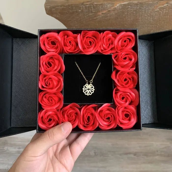 Set de collar con trébol + caja de rosas - Moroveta