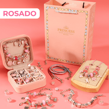 Cargar imagen en el visor de la galería, El Set de joyería para crear pulseras y collares + accesorios incluye piezas rosas, caja joyero y bolsa Princesa-ideal como kit de joyería para niños o para quienes buscan juguetes estimulantes en un fondo rosa. ROSADO aparece en la etiqueta.