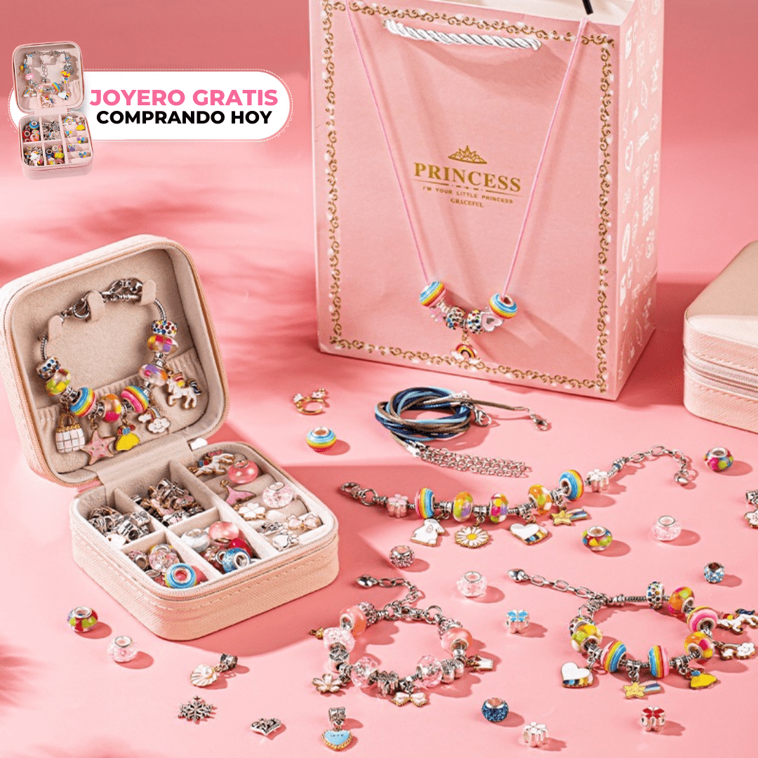 El Set de joyería para crear pulseras y collares + accesorios incluye charms de colores, pulseras, collares y anillos en una superficie rosa. Viene con bolsa de regalo Princesa y sticker promocional que ofrece joyero gratis; ideal para habilidades motoras.